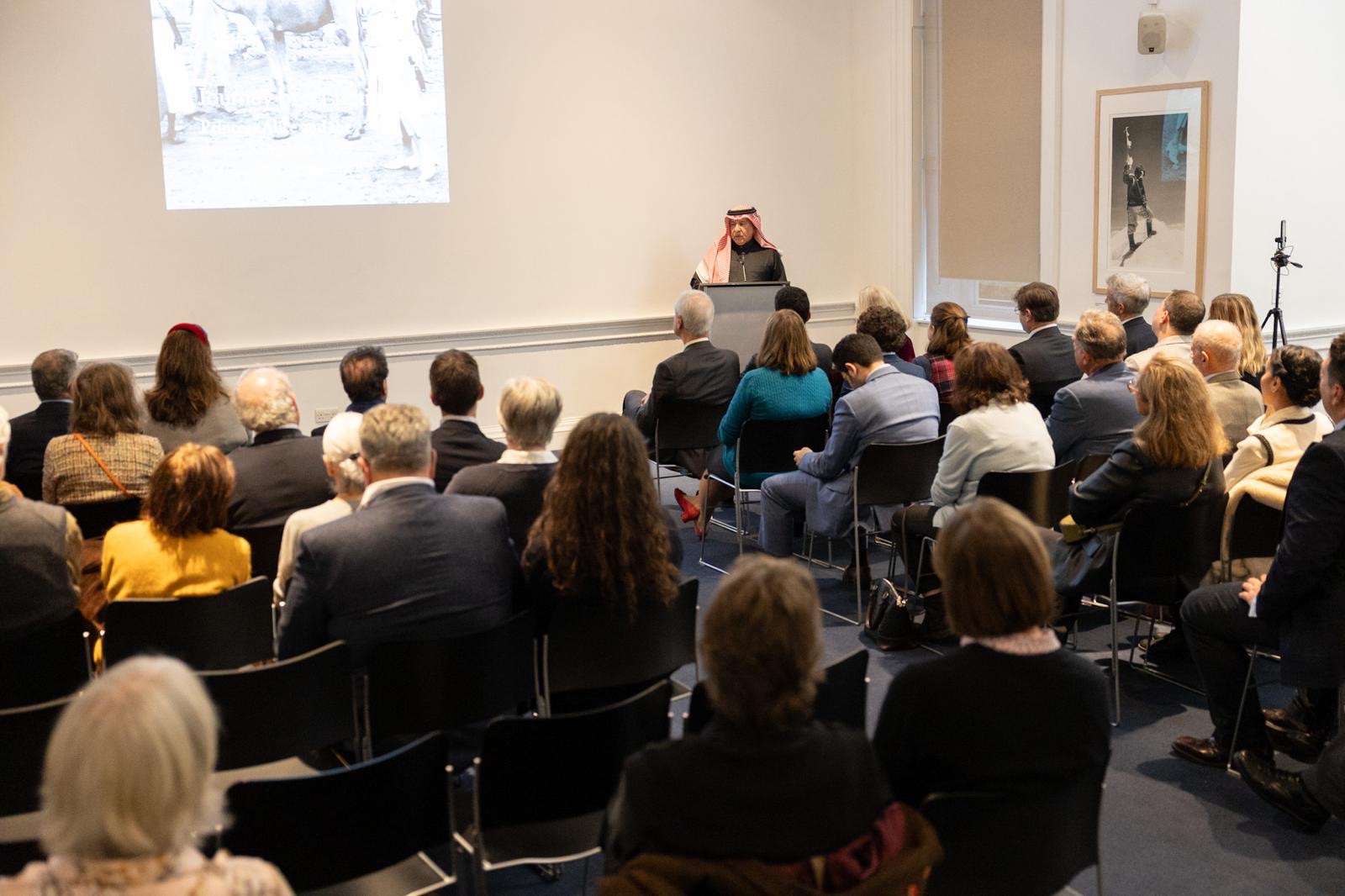 مكتبة الملك عبدالعزيز العامة تطلق معرضًا مصوّرًا يضم صورًا تاريخية نادرة التقطتها الأميرة البريطانية أليس أثناء زيارتها للمملكة